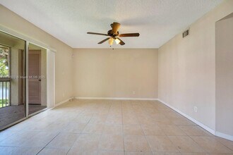 802 NW 92nd Ave, Unit 1800 in Plantation, FL - Building Photo - Building Photo