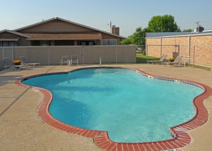 Living Oaks Apartments in Red Oak, TX - Building Photo - Building Photo