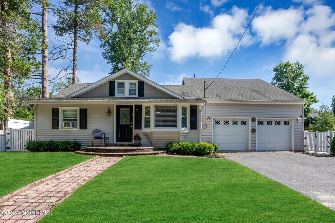 717 Corlies Ave in Allenhurst, NJ - Building Photo