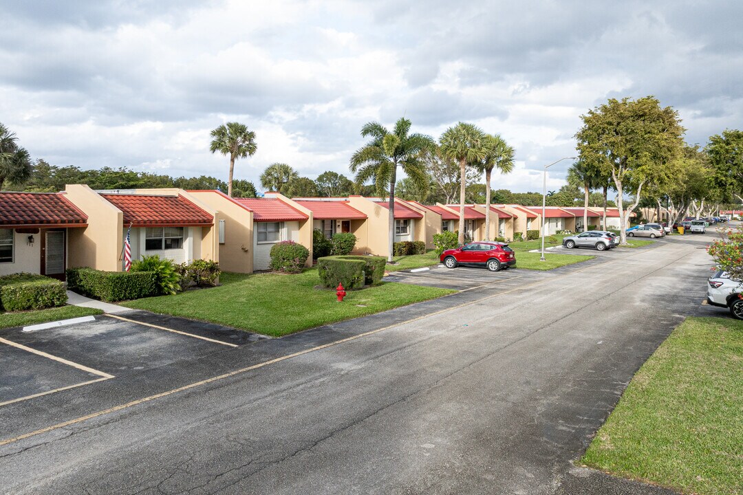 Golden Lakes Village in West Palm Beach, FL - Building Photo