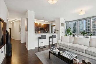 123 S Green St in Chicago, IL - Building Photo - Building Photo