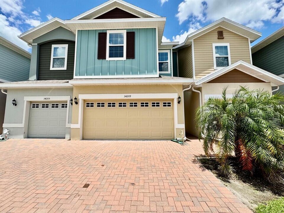 34209 Rogallo Ln in Wesley Chapel, FL - Building Photo
