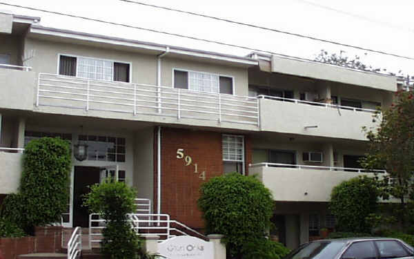 Buffalo Apartments in Van Nuys, CA - Building Photo - Building Photo