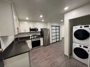 10779 Woodbine St, Unit 105 in Los Angeles, CA - Building Photo - Building Photo