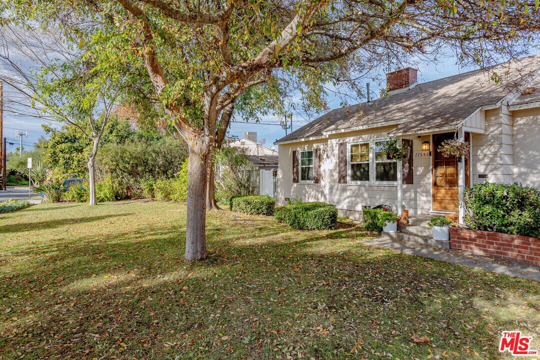 11557 Cumpston St in Los Angeles, CA - Building Photo