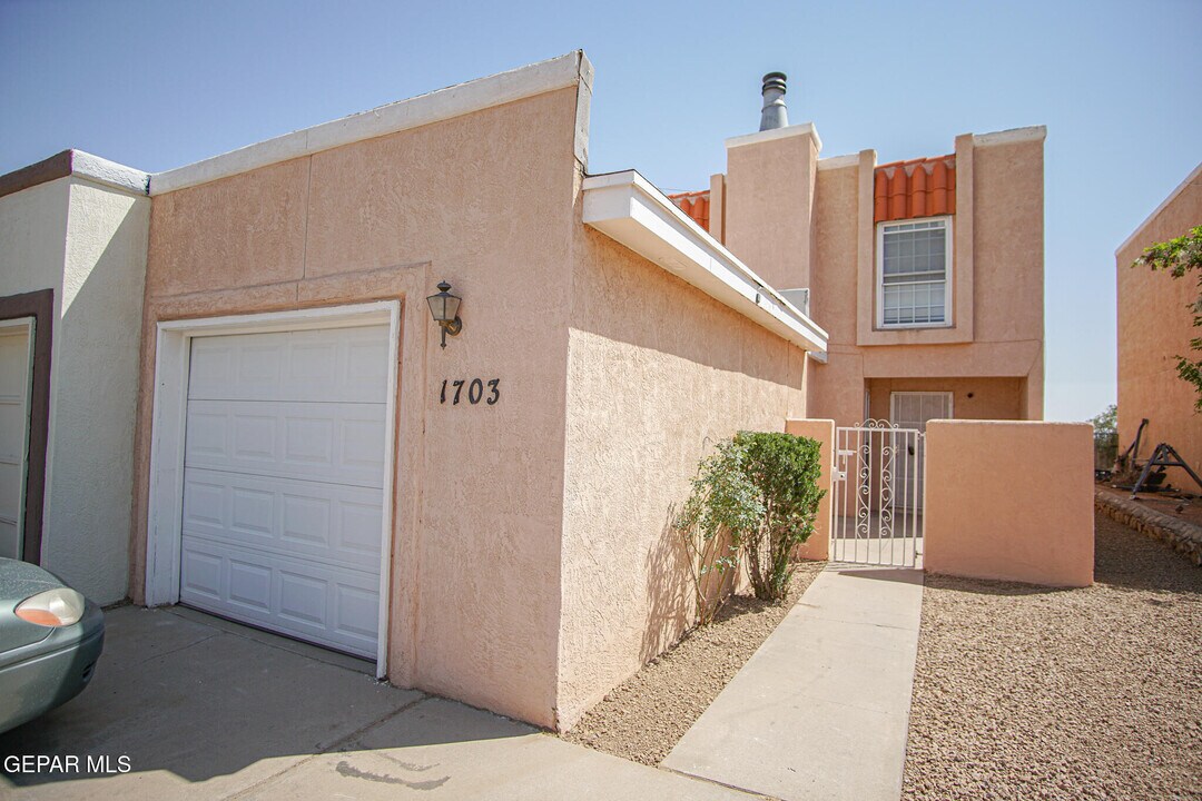 1703 Villa Santos Cir in El Paso, TX - Building Photo