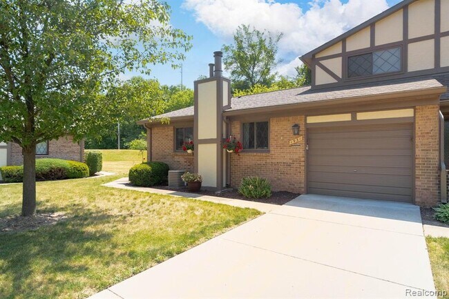 1931 Allenway Ct in Rochester Hills, MI - Foto de edificio - Building Photo