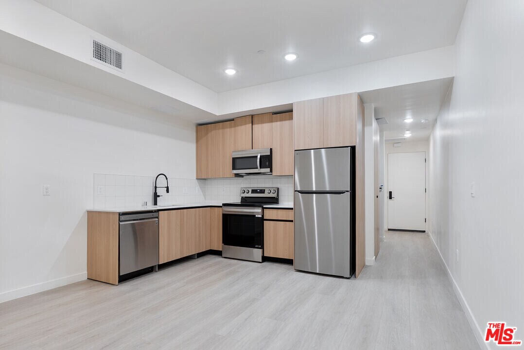 1124 Normandie Ave in Los Angeles, CA - Building Photo
