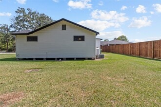 802 Collins St in Dayton, TX - Building Photo - Building Photo