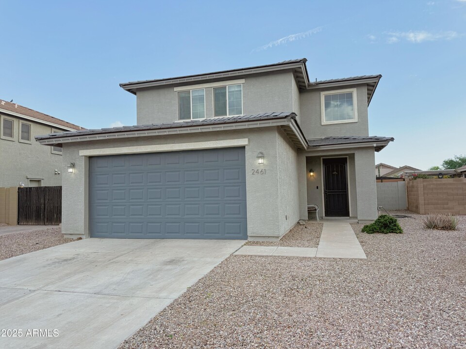 2461 W Half Moon Cir in San Tan Valley, AZ - Building Photo