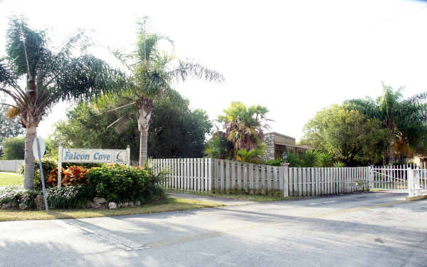 Falcon Cove Apartments in Homestead, FL - Building Photo