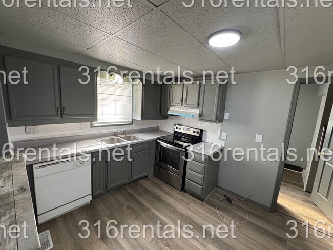 109 S Poplar St in Newton, KS - Building Photo - Building Photo