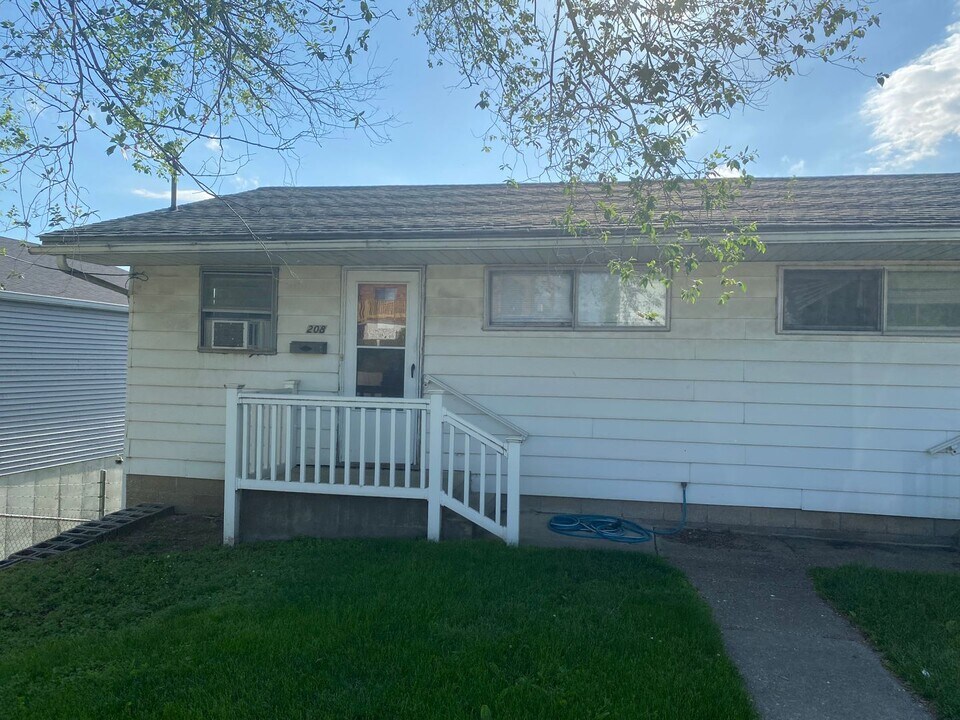 208 McCurdy St in Roxana, IL - Building Photo