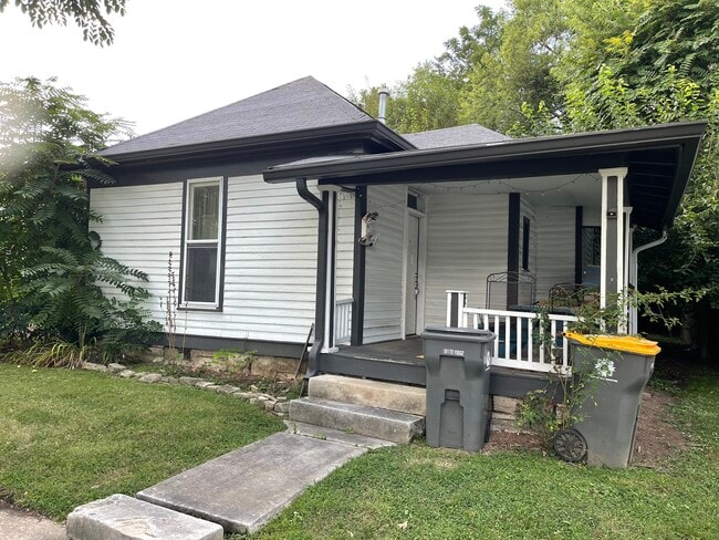 924 West Kirkwood Avenue in Bloomington, IN - Foto de edificio - Building Photo