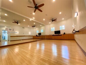 3245 NE 184th St in North Miami Beach, FL - Building Photo - Building Photo