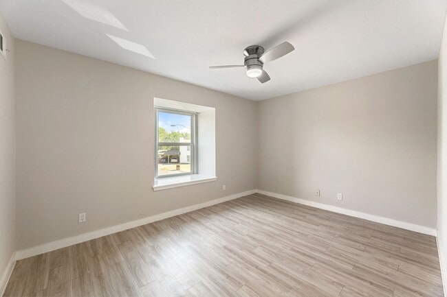 property at 5005 Manor Rd