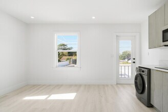 5909 S Dixie Hwy in West Palm Beach, FL - Building Photo - Building Photo