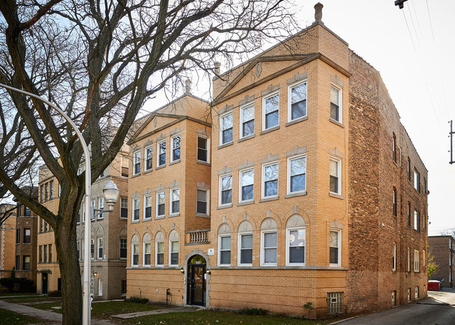 2065 W Jarvis Ave in Chicago, IL - Building Photo