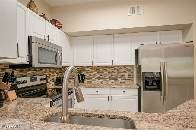 15605 Ocean Walk Circle in Ft. Myers, FL - Foto de edificio - Building Photo