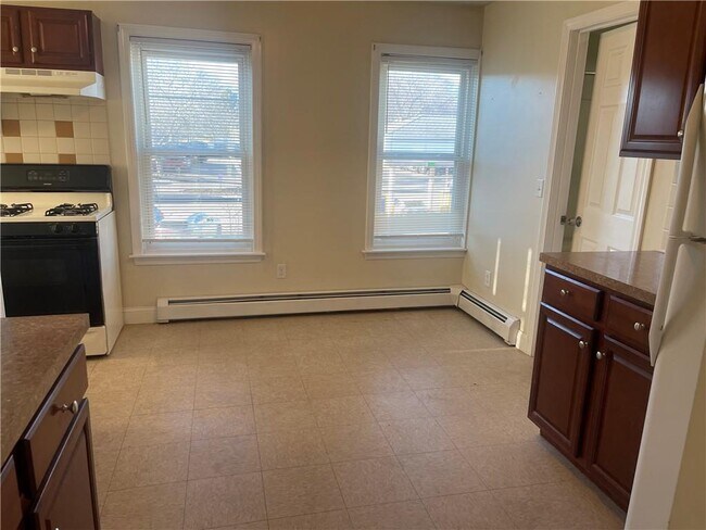 585 Main St in East Greenwich, RI - Building Photo - Building Photo