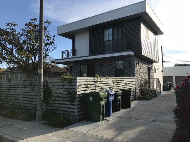 8367 Dunbarton Ave in Los Angeles, CA - Building Photo - Building Photo