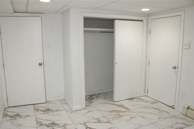 16 Shelley Pl in Huntington Station, NY - Building Photo - Building Photo