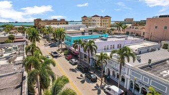 211 Orange Ave in Fort Pierce, FL - Building Photo