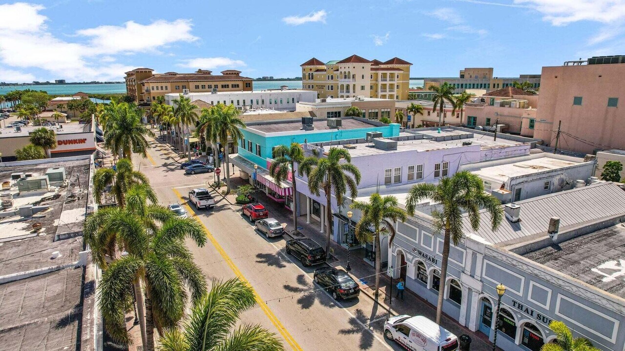 211 Orange Ave in Fort Pierce, FL - Building Photo