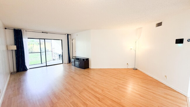 6475 W Oakland Park Blvd in Lauderhill, FL - Foto de edificio - Building Photo