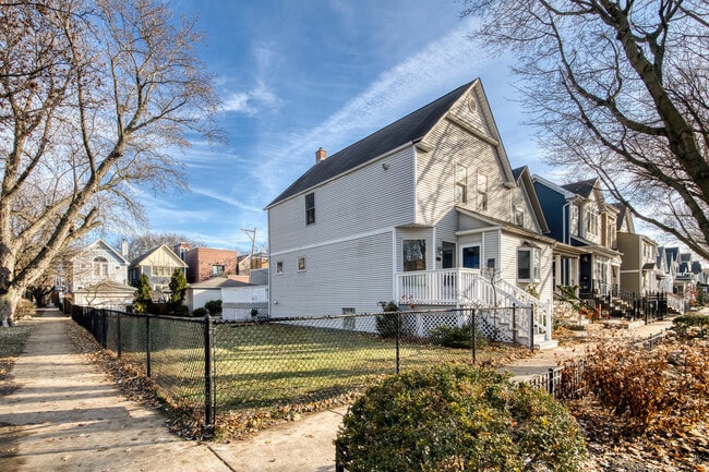 property at 3857 N Hermitage Ave