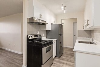 Eighty Nine Collins Apartments in Medicine Hat, AB - Building Photo - Building Photo