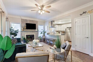 1490 Venetian Dr SW in Atlanta, GA - Building Photo