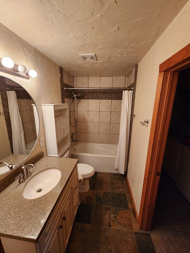 23045 Schussmark Trl, Unit A in Oak Creek, CO - Foto de edificio - Building Photo