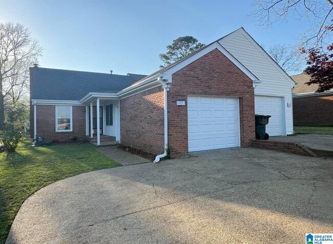 1022 Vestavia Manor Dr in Vestavia Hills, AL - Building Photo - Building Photo