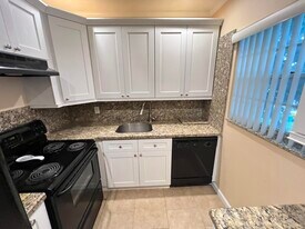 133 Salisbury E in West Palm Beach, FL - Building Photo