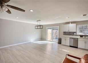 115 Hollybrook Rd in College Park, GA - Foto de edificio - Building Photo