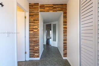 8002 Lagos De Campo Blvd in Tamarac, FL - Foto de edificio - Building Photo