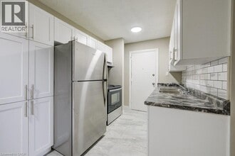 82 Elgin St S in Cambridge, ON - Building Photo - Building Photo