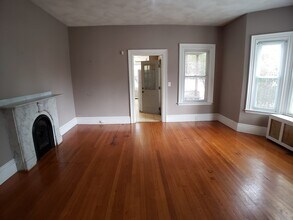 44 Sharon St in Medford, MA - Foto de edificio - Building Photo