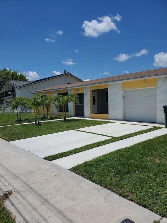 14310 NW 12th Ave in Miami, FL - Building Photo
