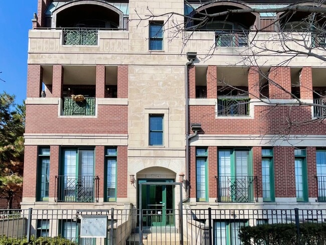 2734 N Wolcott Ave, Unit 203 in Chicago, IL - Building Photo - Building Photo