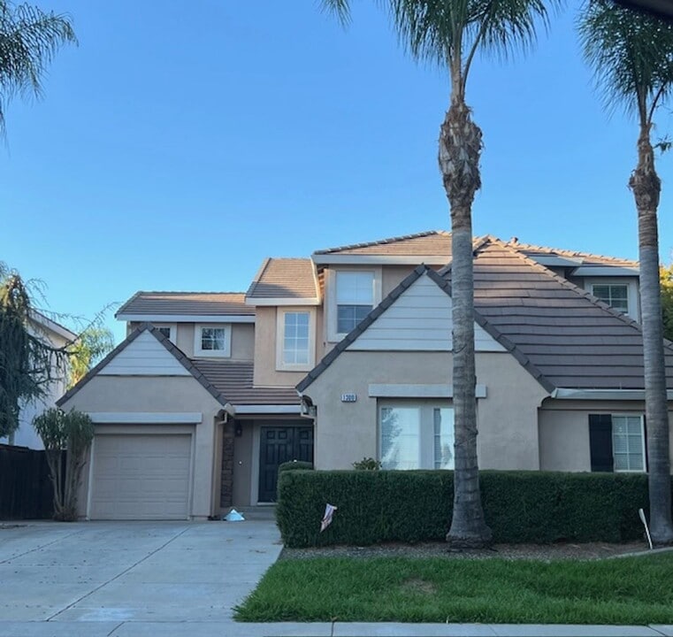 1300 Eastlake Cir in Tracy, CA - Building Photo