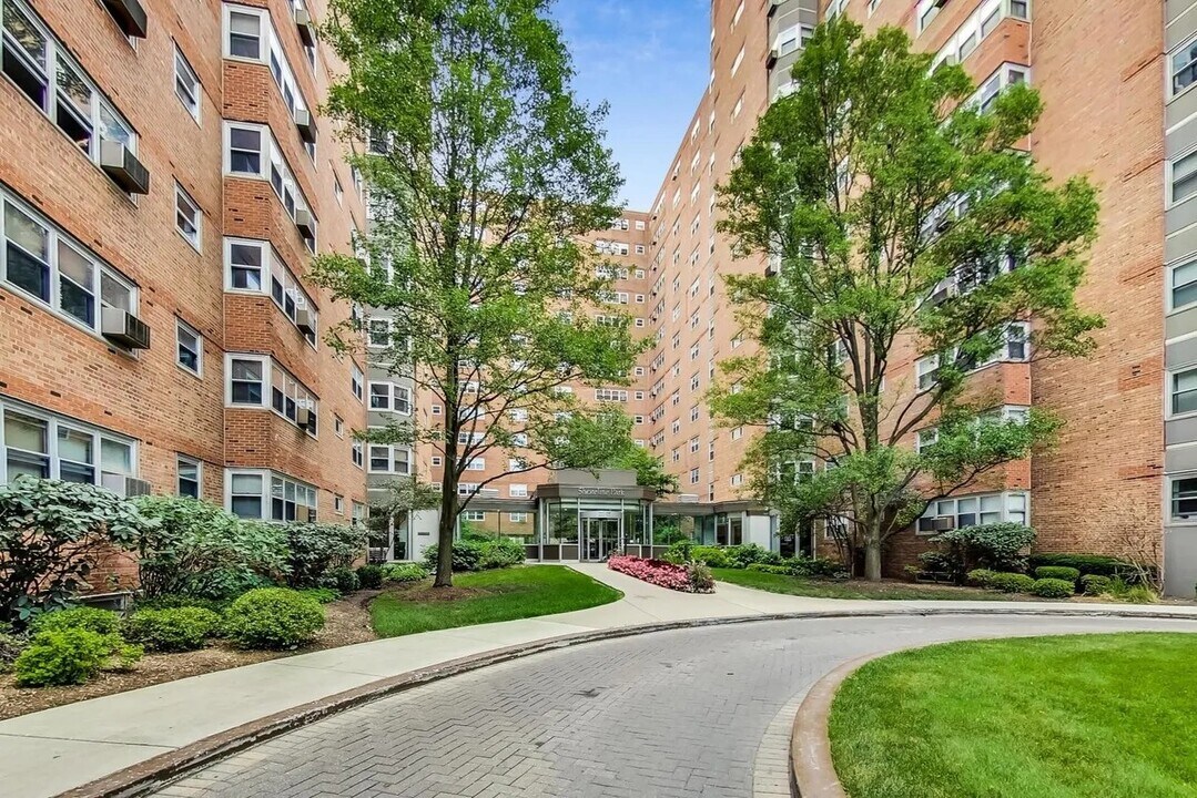 4970 N Marine Dr, Unit 229 in Chicago, IL - Building Photo