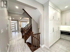 2449 Auckland Dr in Burlington, ON - Building Photo - Building Photo