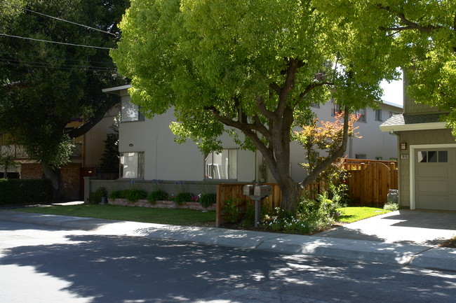 1007 Florence Ln in Menlo Park, CA - Building Photo - Building Photo