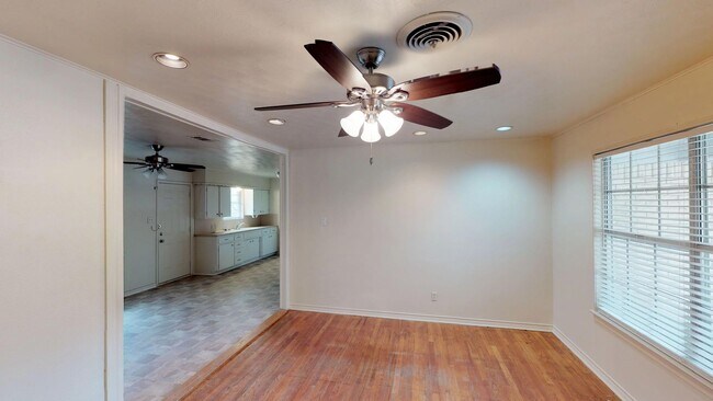 1301 Amherst Dr in Denton, TX - Foto de edificio - Building Photo