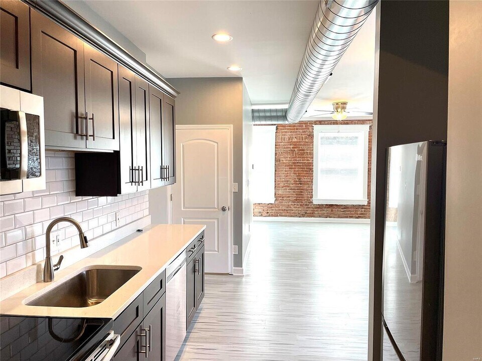5011 Devonshire Ave, Unit B in St. Louis, MO - Building Photo