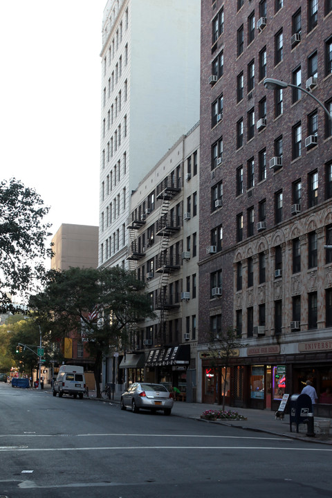 107 University Pl in New York, NY - Building Photo