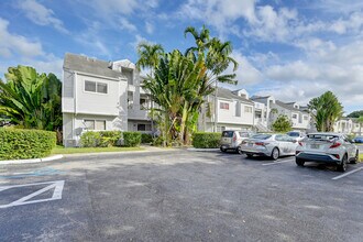 3453 NW 44th St, Unit 107 in Lauderdale Lakes, FL - Foto de edificio - Building Photo