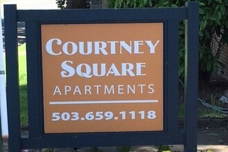 Courtney Square in Portland, OR - Foto de edificio - Building Photo